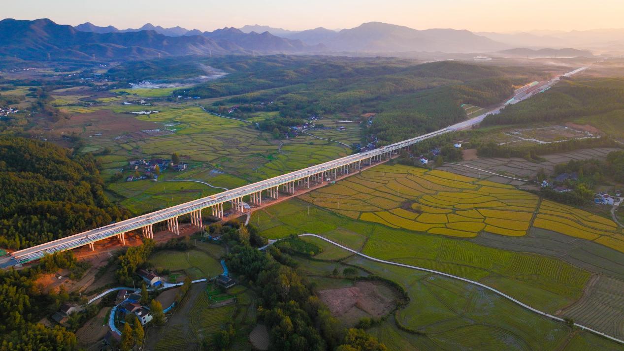 俯瞰正在建设的柿木河大桥。安徽交控集团供图